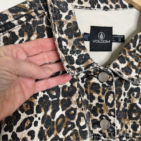 Volcom Women's Super Stoney Cropped Boxy Denim Jacket in leopard Print preppy - Picture 5 of 14